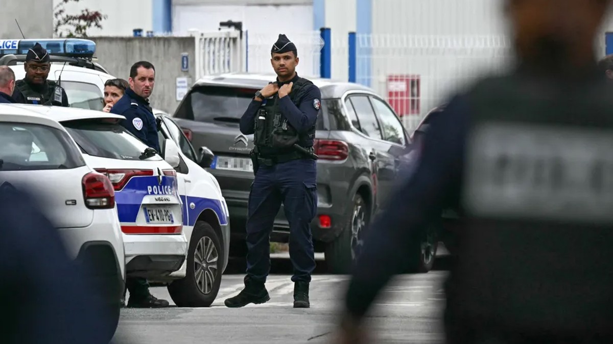 One killed and 4 wounded in shooting in the suburbs of Paris