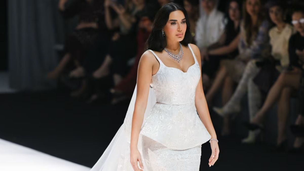 Cyrine Abdelnour in a wedding dress... A return to the fashion runway after 20 years!